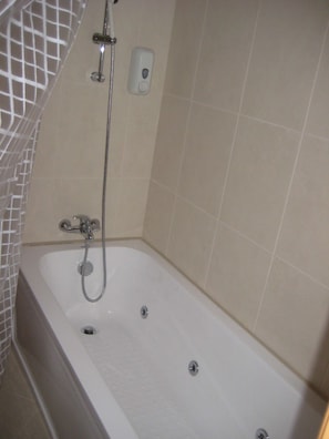 Combined shower/tub, free toiletries, hair dryer, bidet