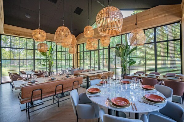 Serveert ontbijt, lunch, diner, tuinzicht