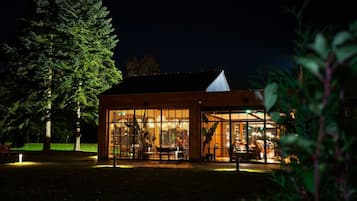 Serveert ontbijt, lunch, diner, uitzicht op de tuin