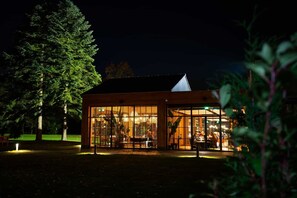 Serveert ontbijt, lunch, diner, tuinzicht