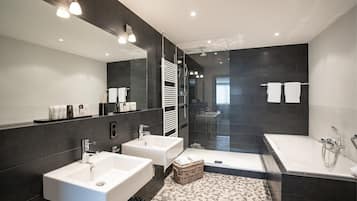 Suite | Bathroom | Hair dryer, towels