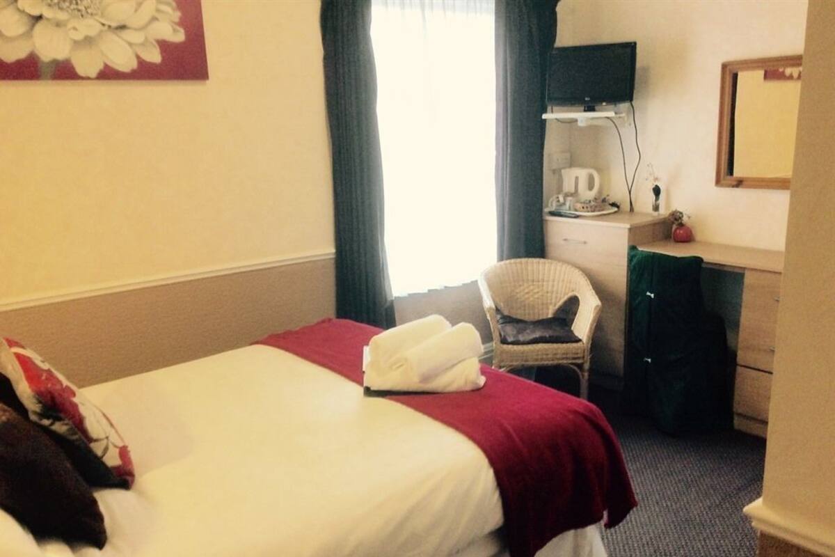 Single Room | In-room safe, desk, blackout curtains, iron/ironing board