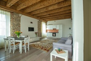 Suite – exclusive, 1 soverom | Oppholdsområde | En 37-tommers Flatskjerm-TV med Parabol-TV samt TV