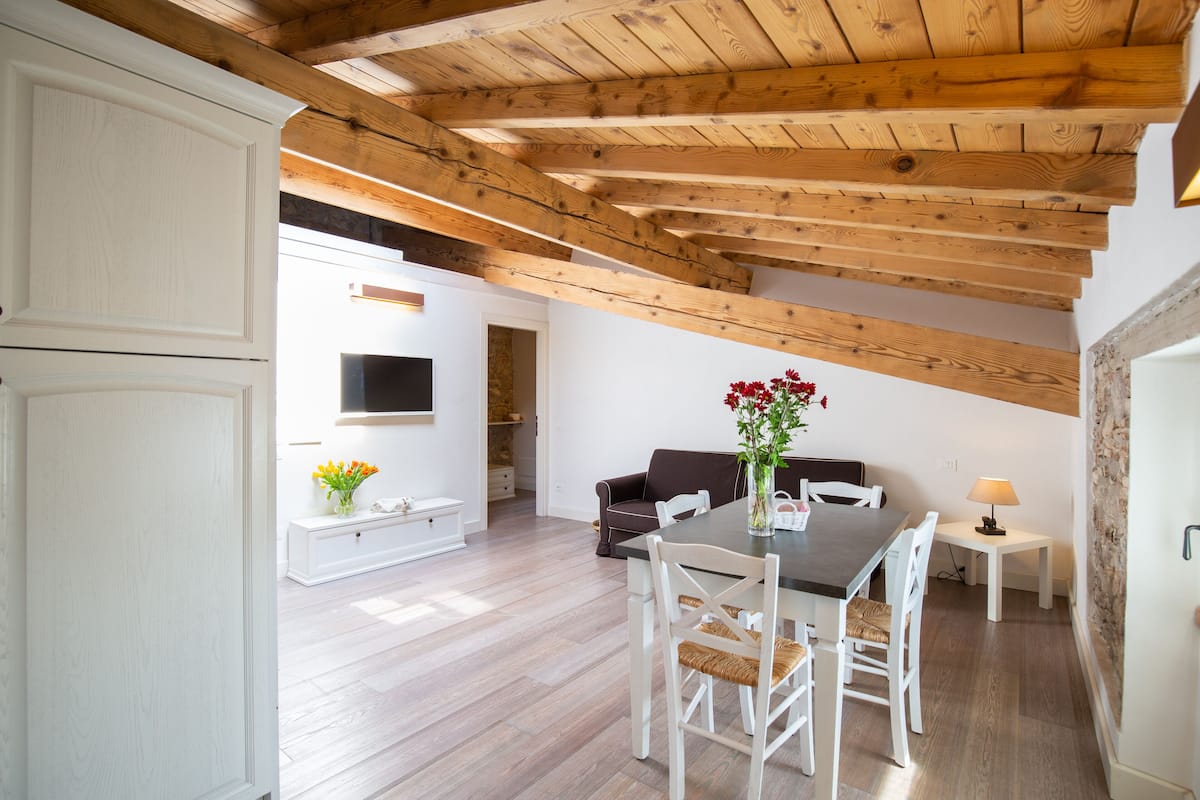 Appartement Classique, 1 chambre | Coin séjour | Télévision à écran plat de 37 pouces avec chaînes par satellite