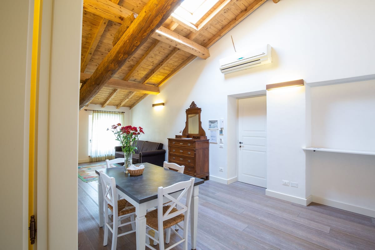 Appartement Deluxe, 2 chambres | Coin séjour | Télévision à écran plat de 37 pouces avec chaînes par satellite