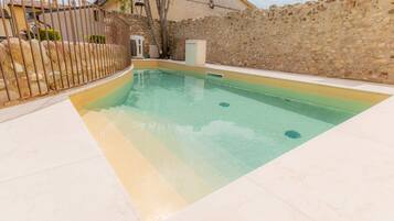 Piscina a l'aire lliure de temporada (horari: 10:00-12:30) i gandules