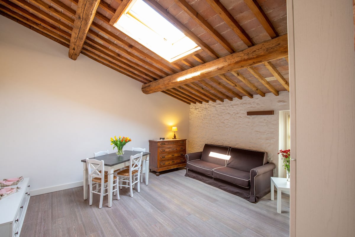 Appartement Supérieur, 2 chambres | Coin séjour | Télévision à écran plat de 37 pouces avec chaînes par satellite