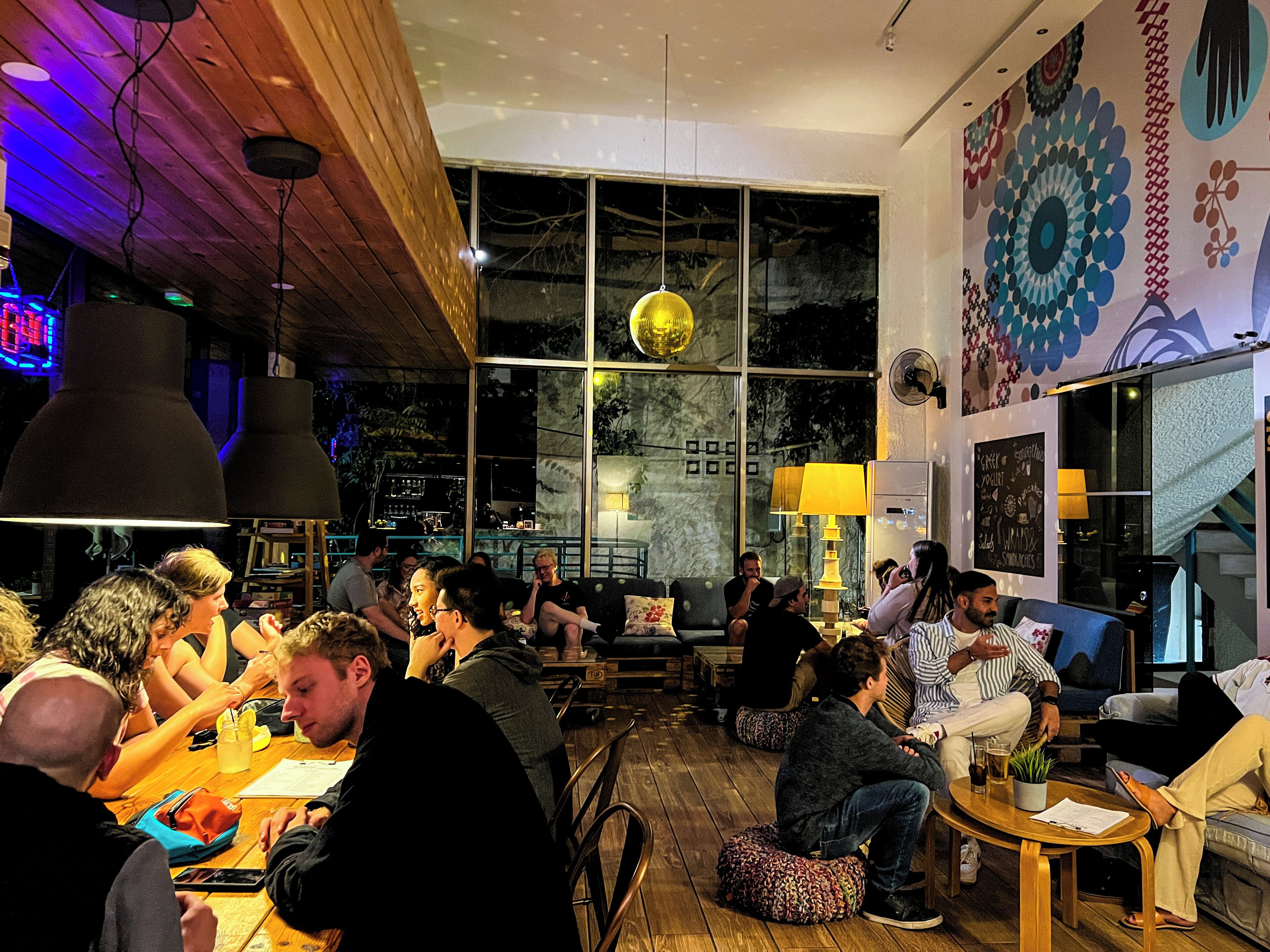 serves breakfast, lunch and brunch