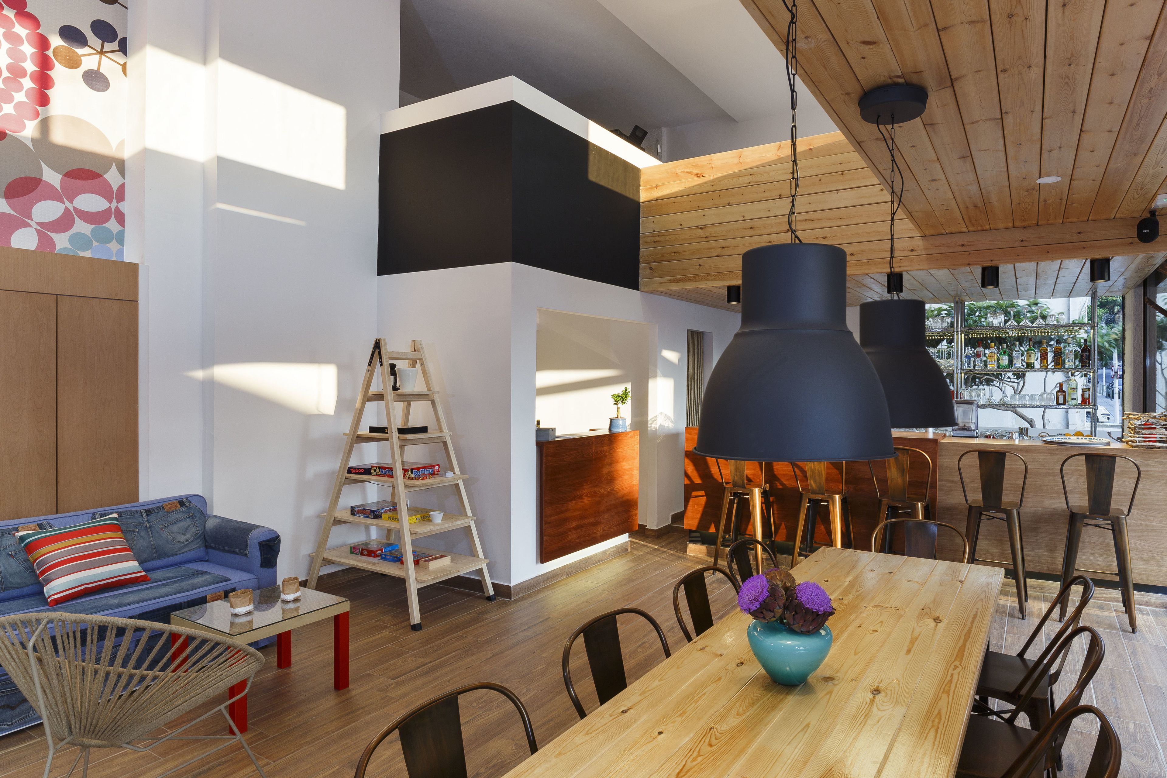 serves breakfast, lunch and brunch