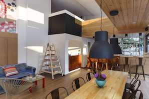 Serves breakfast, lunch, and brunch - STAY Rhodes HoStel & Bar (Rhodes)