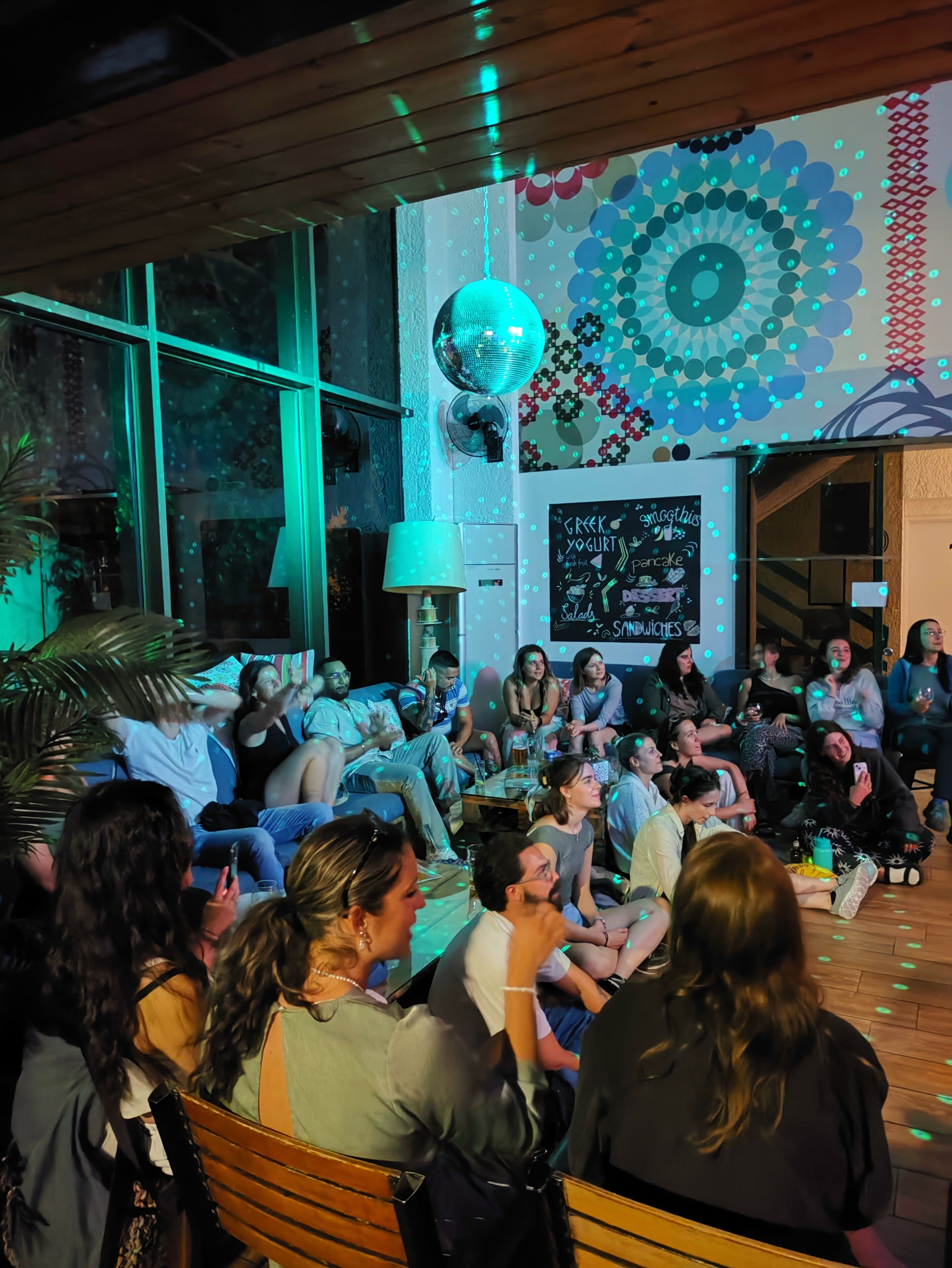 serves breakfast, lunch and brunch