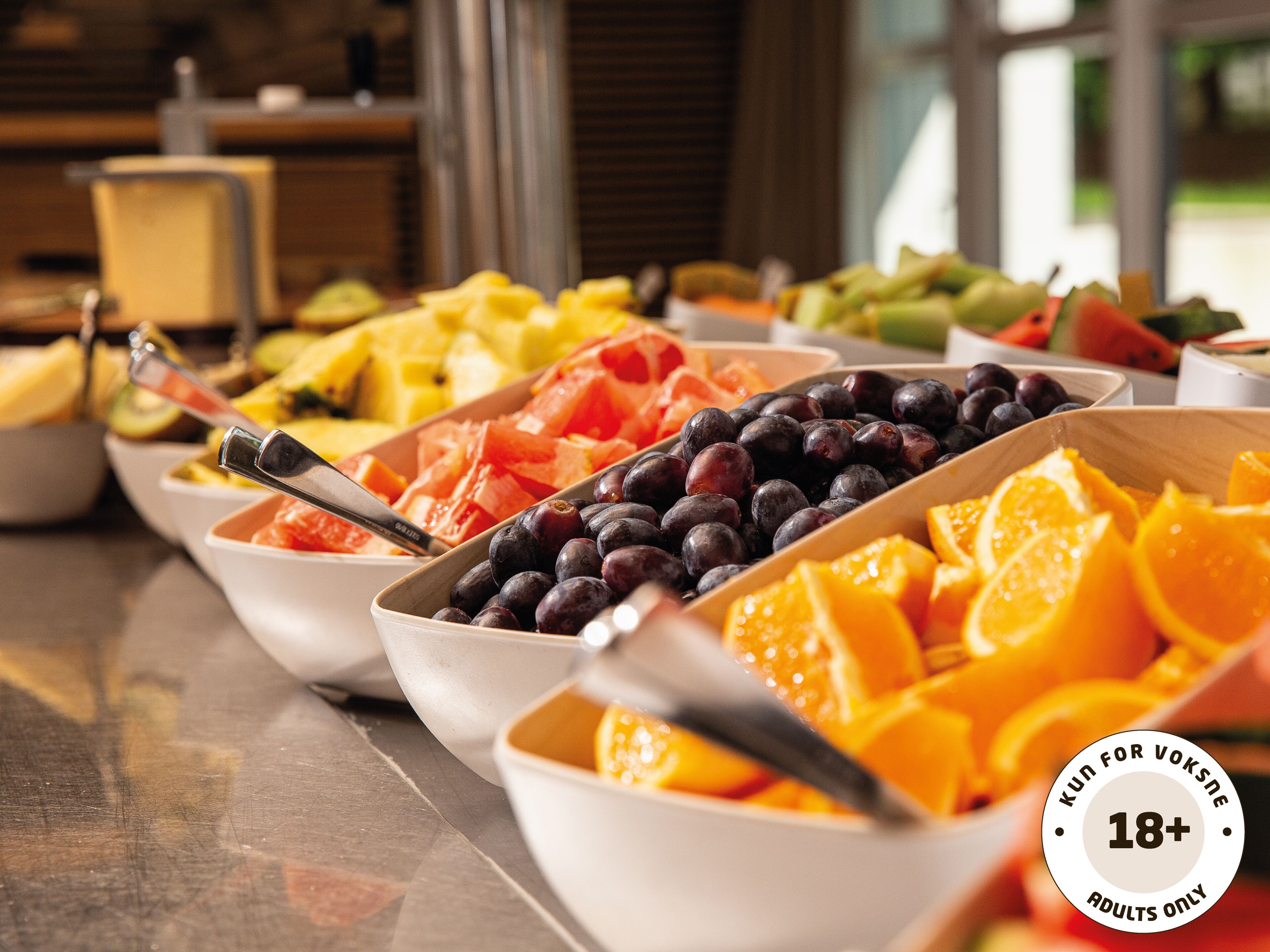 Un bufé con frutas y verduras variadas.