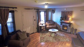 Double Room, Ensuite (Wolfs Den) | WiFi (free), bed sheets - Tradewinds Lodging  (Eureka Springs)
