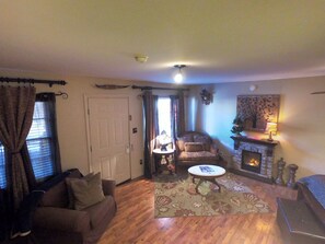 Double Room, Ensuite (Wolfs Den) | Free WiFi, bed sheets