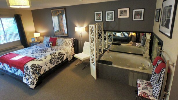 Superior Double Room, Ensuite (Suite 204) | WiFi (free), bed sheets - Tradewinds Lodging  (Eureka Springs)