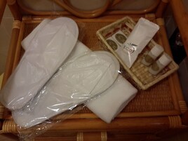 Un cesto di vimini con articoli da toilette e un piccolo set di prodotti ECO.