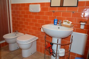Phòng đôi hoặc 2 giường đơn, sân hiên (Turchese) | Phòng tắm | Buồng tắm vòi sen, đồ dùng nhà tắm miễn phí, máy sấy tóc 