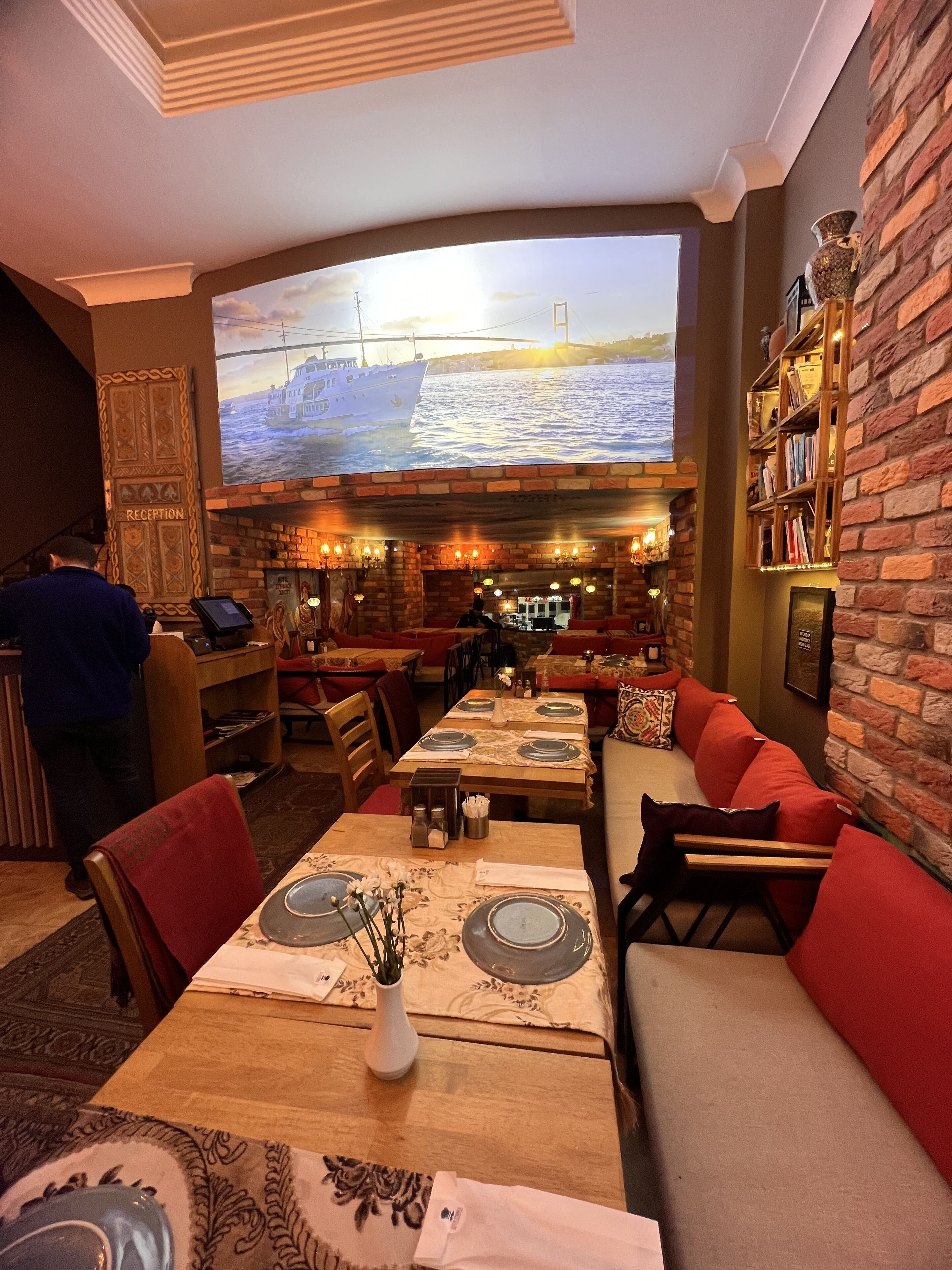 供應早餐、午餐、晚餐；多國菜