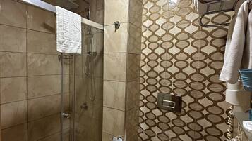 Ducha, artículos de tocador gratuitos, secador de pelo, pantuflas