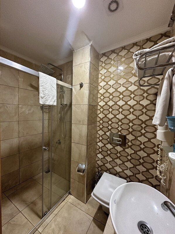 Regadera, amenidades de baño gratuitas, secadora de cabello, pantuflas 