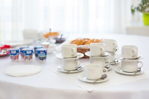 Daily cooked-to-order breakfast (PLN 18 per person)
