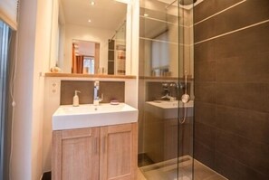 Luxury Apartment, 2 Bedrooms, Balcony | Bathroom | Shower, hair dryer, towels - Parkvilla Amalie (Binz)