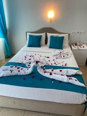Premium bedding, minibar, desk, free WiFi