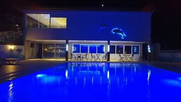 Seasonal outdoor pool, a natural pool