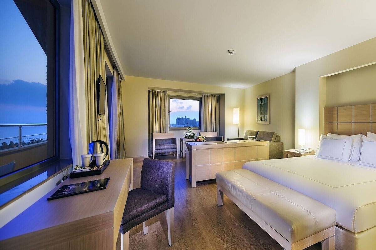 Superior kamer, 1 slaapkamer, uitzicht op zwembad | Luxe beddengoed, een minibar, een bureau, gratis wifi