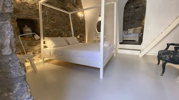 خزنة داخل الغرفة وبديكورات فريدة لكل غرفة وطراز فريد لكل وحدة ومكتب