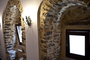 Chambre avec lits jumeaux (Aspros Gatos) | Coffres-forts dans les chambres, décoration personnalisée