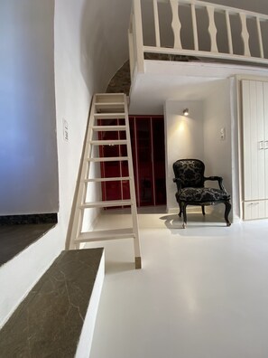 Suíte exclusiva (Megalo Livadi) | Cozinha privada | Cafeteira/chaleira, chaleira elétrica