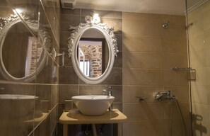 Superior Studio (Megalo Kri Kri) | Bathroom | Shower, free toiletries, hair dryer, towels - Lida Mary (Chios)