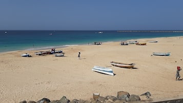 Una playa cerca, arena blanca, 2 bares en la playa