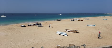 In Strandnähe, weißer Sandstrand, 2 Strandbars