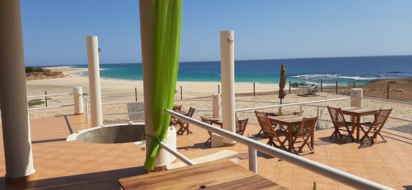 Quầy bar trên bãi biển