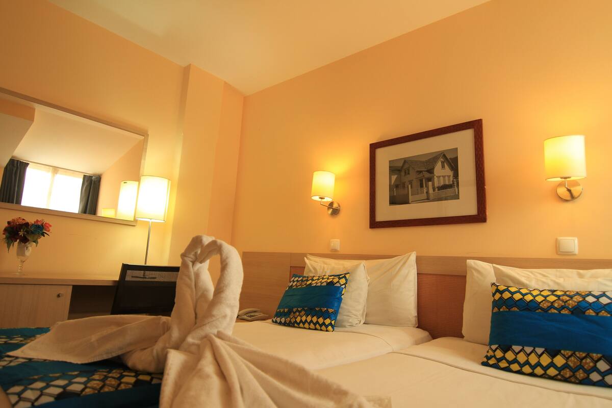 Minibar, in-room safe, WiFi (free), bed sheets