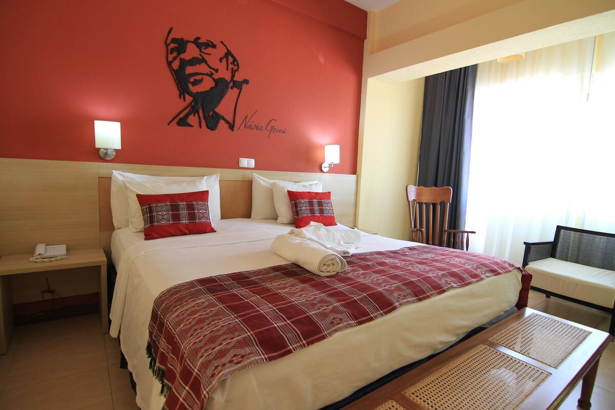 Minibar, in-room safe, WiFi (free), bed sheets