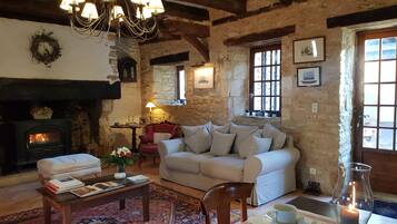 Sarapan ala kontinental setiap hari (EUR 13 per orang)