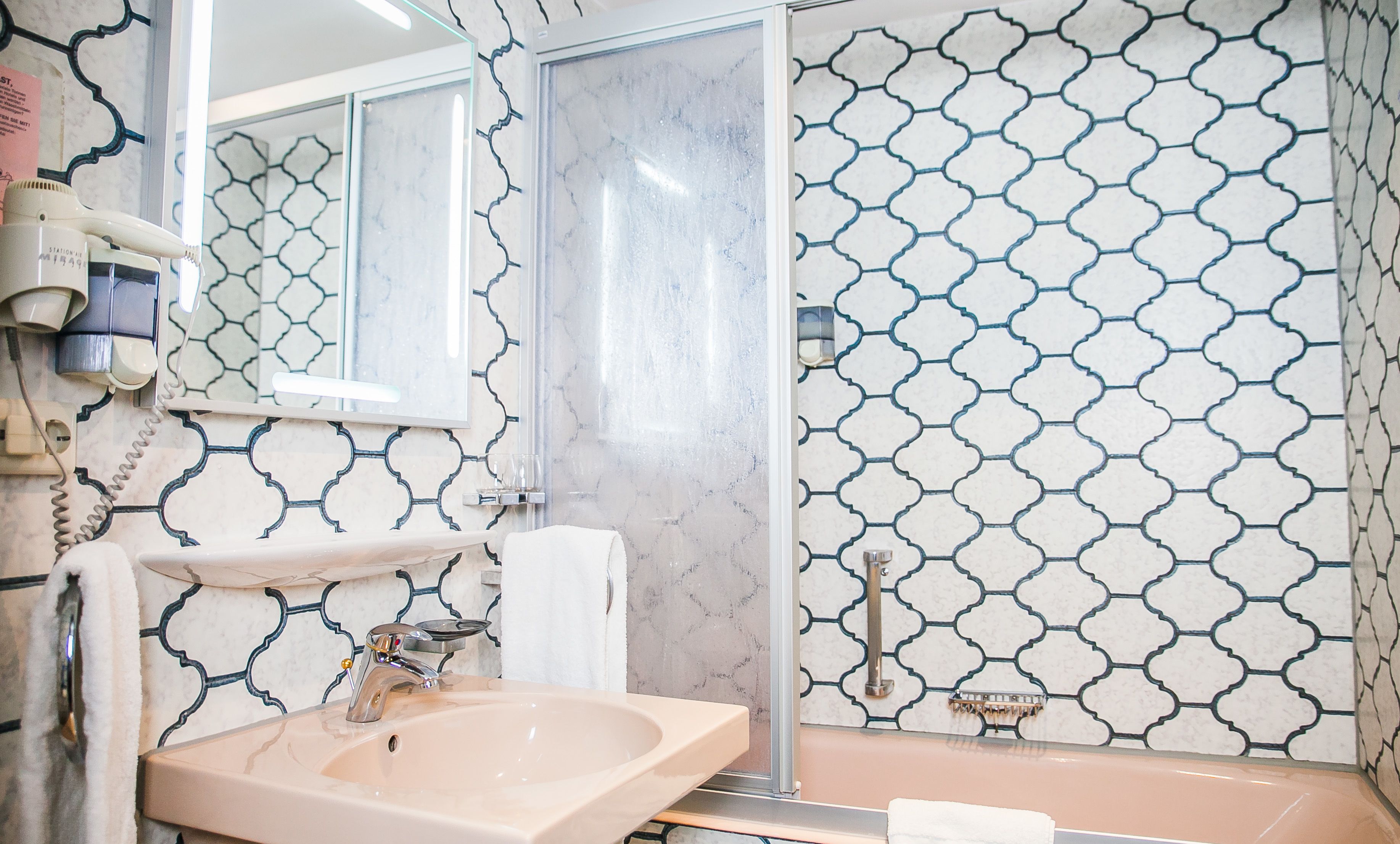 Buồng tắm vòi sen, đồ dùng nhà tắm miễn phí, máy sấy tóc 