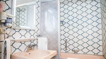 Buồng tắm vòi sen, đồ dùng nhà tắm miễn phí, máy sấy tóc