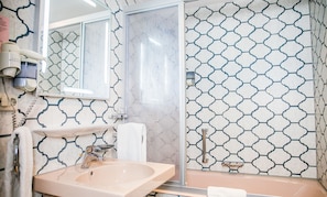 Shower, perlengkapan mandi gratis, dan pengering rambut