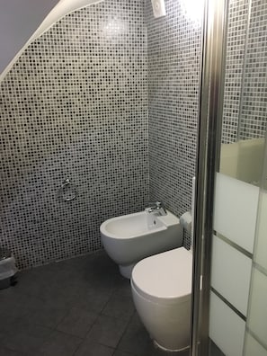 Doppelzimmer | Badezimmer | Dusche, kostenlose Toilettenartikel, Haartrockner