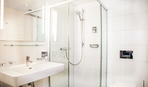 Pancuran mandi, kelengkapan dandanan diri percuma, pengering rambut 