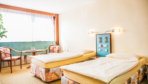 Kamar Double | Meja kerja, setrika/meja setrika, dan Internet kabel gratis