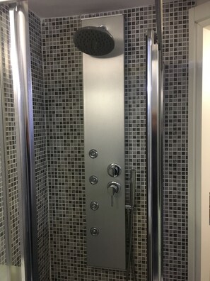 Habitació doble | Bany | Dutxa, articles de tocador gratuïts i assecador de cabells 