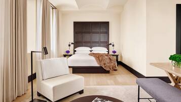 Dundyner, senger med overmadrass, minibar og safe på rommet