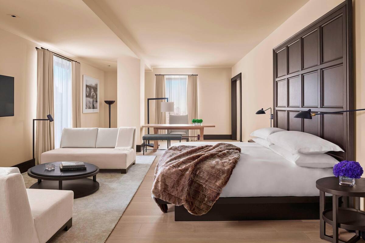 Suite (Madison Suite) | Dundyner, senger med overmadrass, minibar og safe på rommet