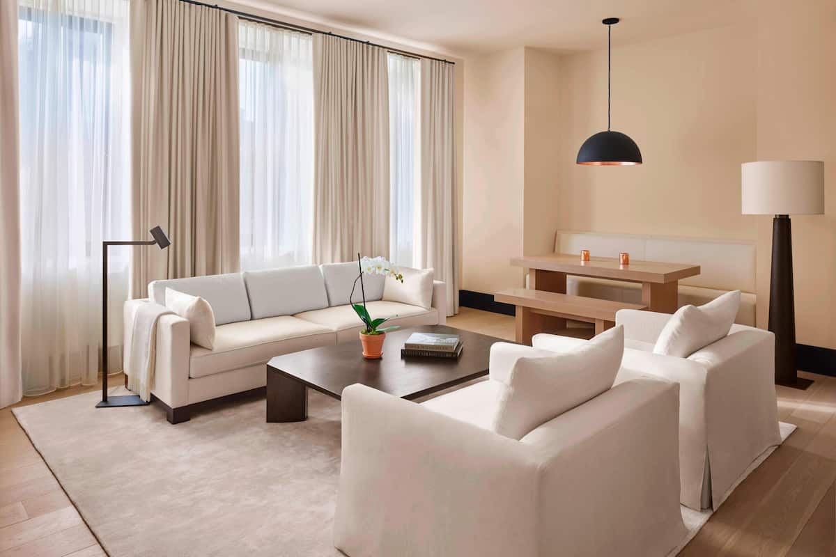 Suite (Park Suite) | Oppholdsområde | En 48-tommers smart-TV med kabel-kanaler samt TV og Netflix