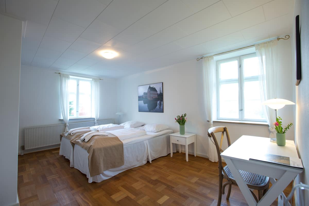 Chambre, salle de bains commune, vue lac
